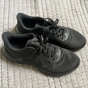 Nike men’s size 12 all black in EUC